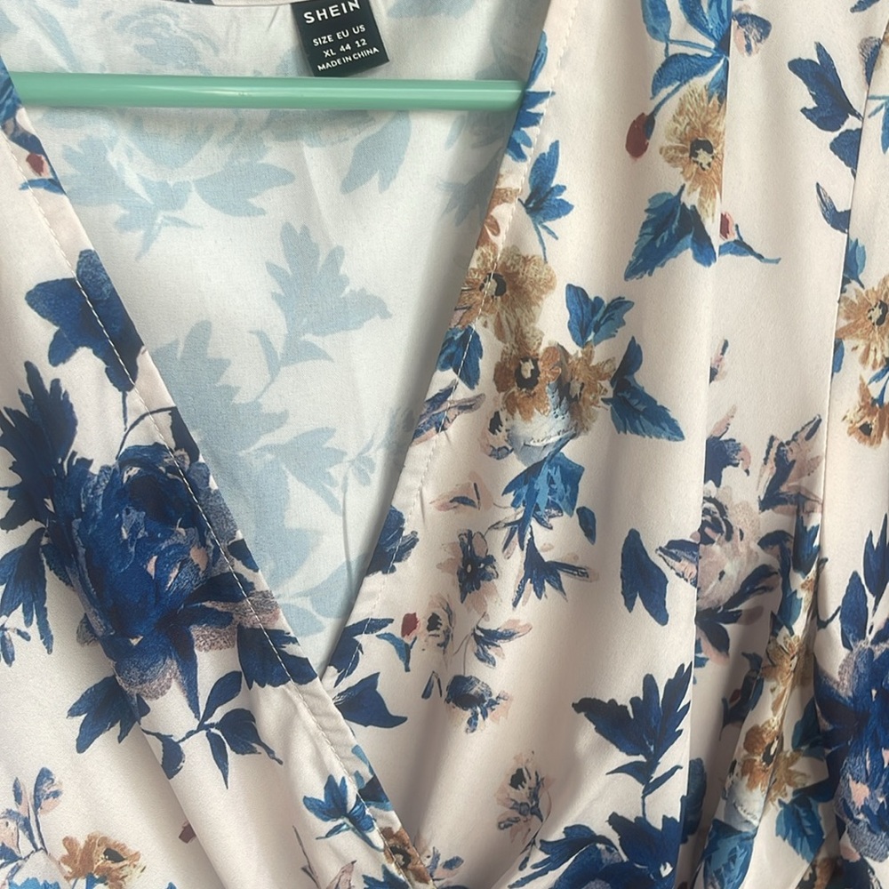 SHEIN Blue and Tan Floral Romper with Flutter Sleeves in Size XL - Picture 12 of 12